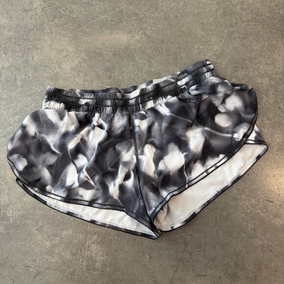 Lululemon Seek the Heat II Hotty Mini Athletic Running 2.5" Black White Shorts 8 - Picture 1 of 6